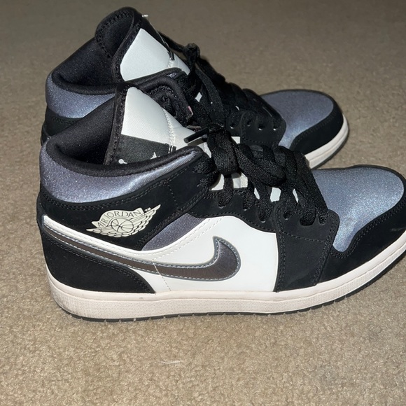 Jordan 1 Mid SE Satin Grey - Picture 3 of 4